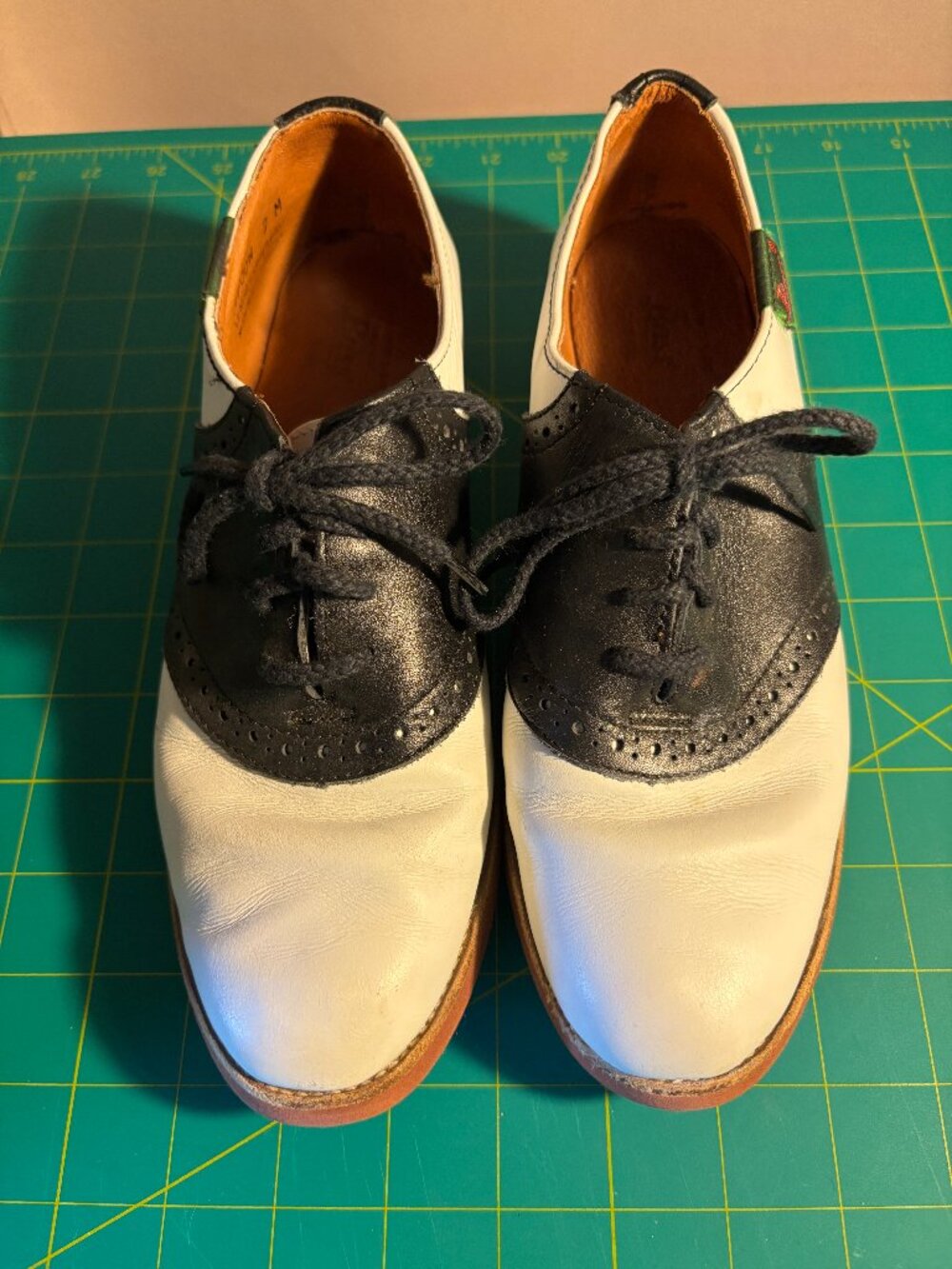 Bass Saddle Oxfords Lace-Up Flat Shoes Black White Leather Red Rubber Sole 7 EUC